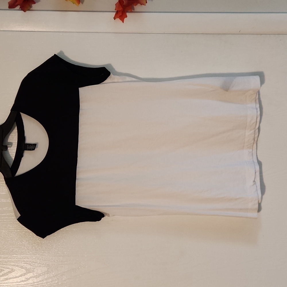 Kenneth Cole Black and White Short Sleeve Tee